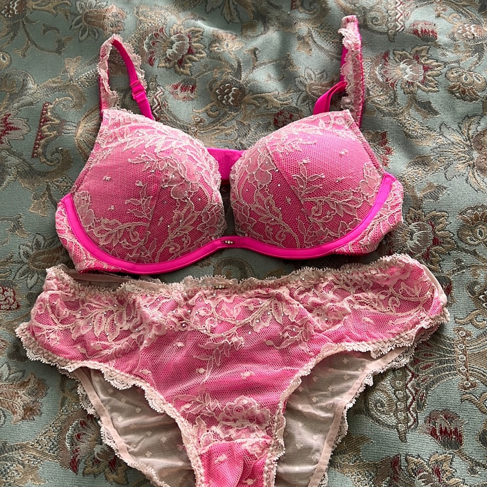 sexy pink bra panty set Victoria’s Secret. Push up wire bra 34B panty size small
